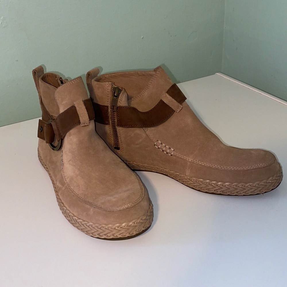 The UGG Sloane Ankle Boot, features Nubuck straps and a cushioned interior.